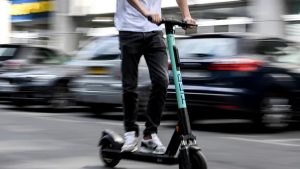 Roditelji kažnjeni jer su djeca vozila električne romobile bez kacige - featured image