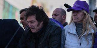 Kamenjem i bocama na predsjednika: Milei hitno evakuisan - featured image