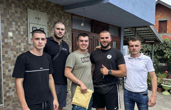 Enver i Mujo su danas ujedinili Bratunac: Šišali u centru grada i za Rastka skupili skoro 2.000 KM - featured image