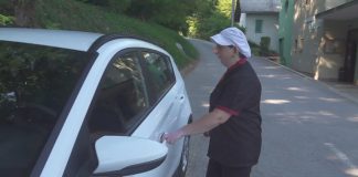 Kuharicu Jasnu poslodavci nagradili autom za 20 godina vjernosti - featured image