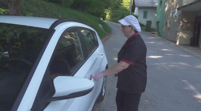 Kuharicu Jasnu poslodavci nagradili autom za 20 godina vjernosti - featured image