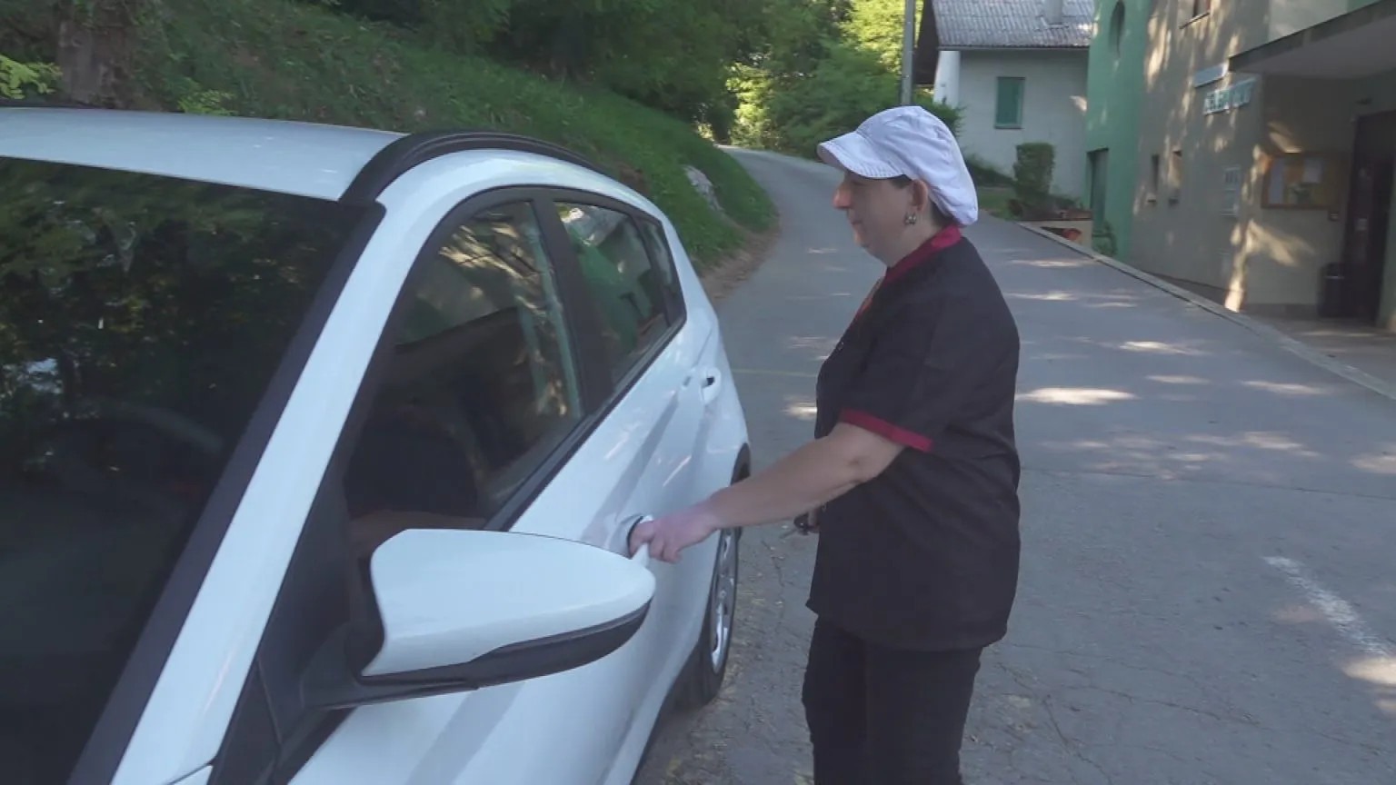 Kuharicu Jasnu poslodavci nagradili autom za 20 godina vjernosti - featured image