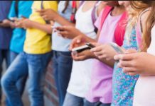 Zakonom zabranili mobitele u školama širom države, očekuje se bolji uspjeh učenika - featured image