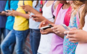 Zakonom zabranili mobitele u školama širom države, očekuje se bolji uspjeh učenika - featured image