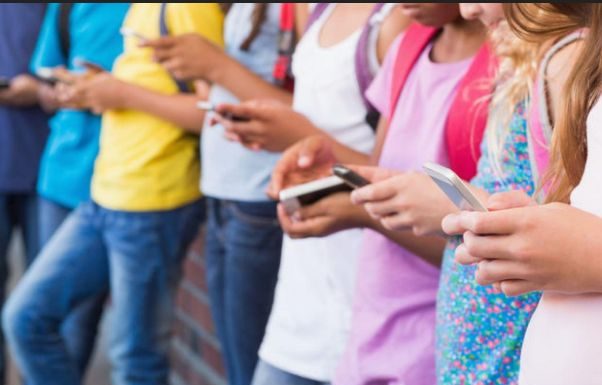 Zakonom zabranili mobitele u školama širom države, očekuje se bolji uspjeh učenika - featured image