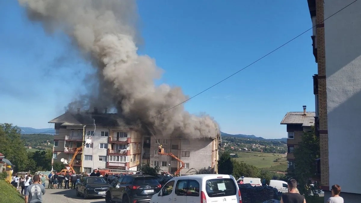 Gori zgrada u bh. gradu: Vatrogasci se bore sa velikim požarom - featured image