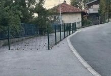 Samo kod nas: Žena ogradila trotoar i prisvojila ga kao svoje vlasništvo - featured image