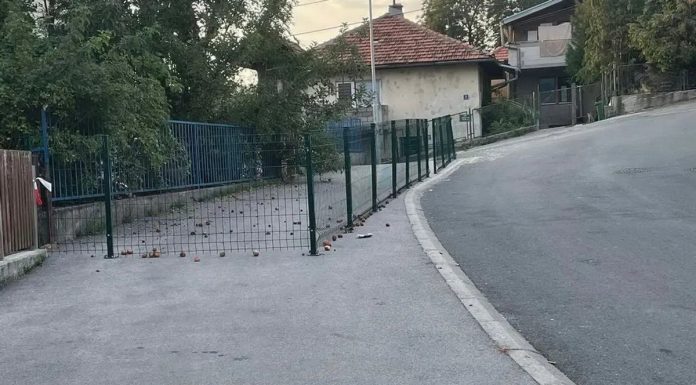 Samo kod nas: Žena ogradila trotoar i prisvojila ga kao svoje vlasništvo - featured image
