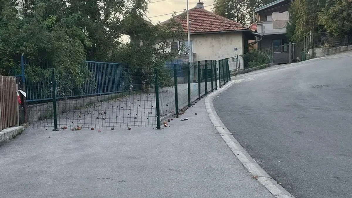 Samo kod nas: Žena ogradila trotoar i prisvojila ga kao svoje vlasništvo - featured image