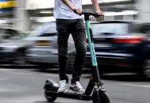Roditelji kažnjeni jer su djeca vozila električne romobile bez kacige - featured image