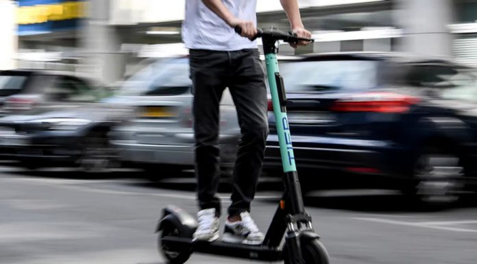Roditelji kažnjeni jer su djeca vozila električne romobile bez kacige - featured image