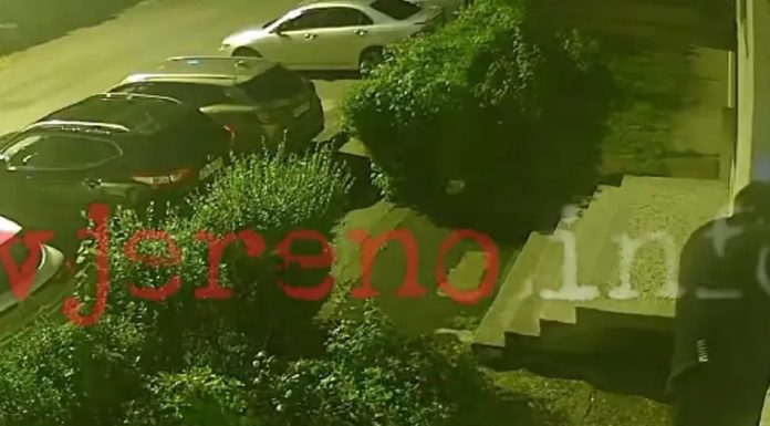 Snimljen dramatičan pokušaj pljačke u BiH: Provalnika u kući dočekao vlasnik, pa se sukobili (VIDEO) - featured image