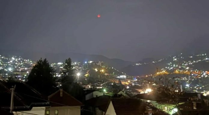 Potpuno pomračenje iznad BiH, krvavi Mjesec obasjao nebo: Evo kako je izgledalo - featured image