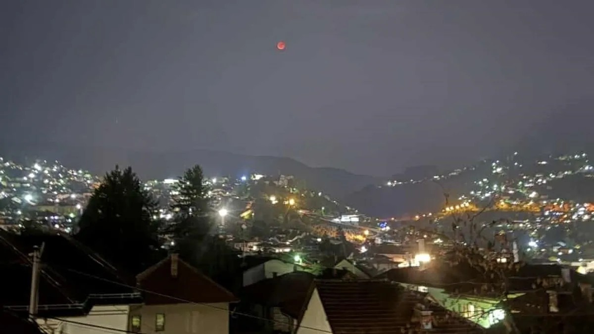 Potpuno pomračenje iznad BiH, krvavi Mjesec obasjao nebo: Evo kako je izgledalo - featured image