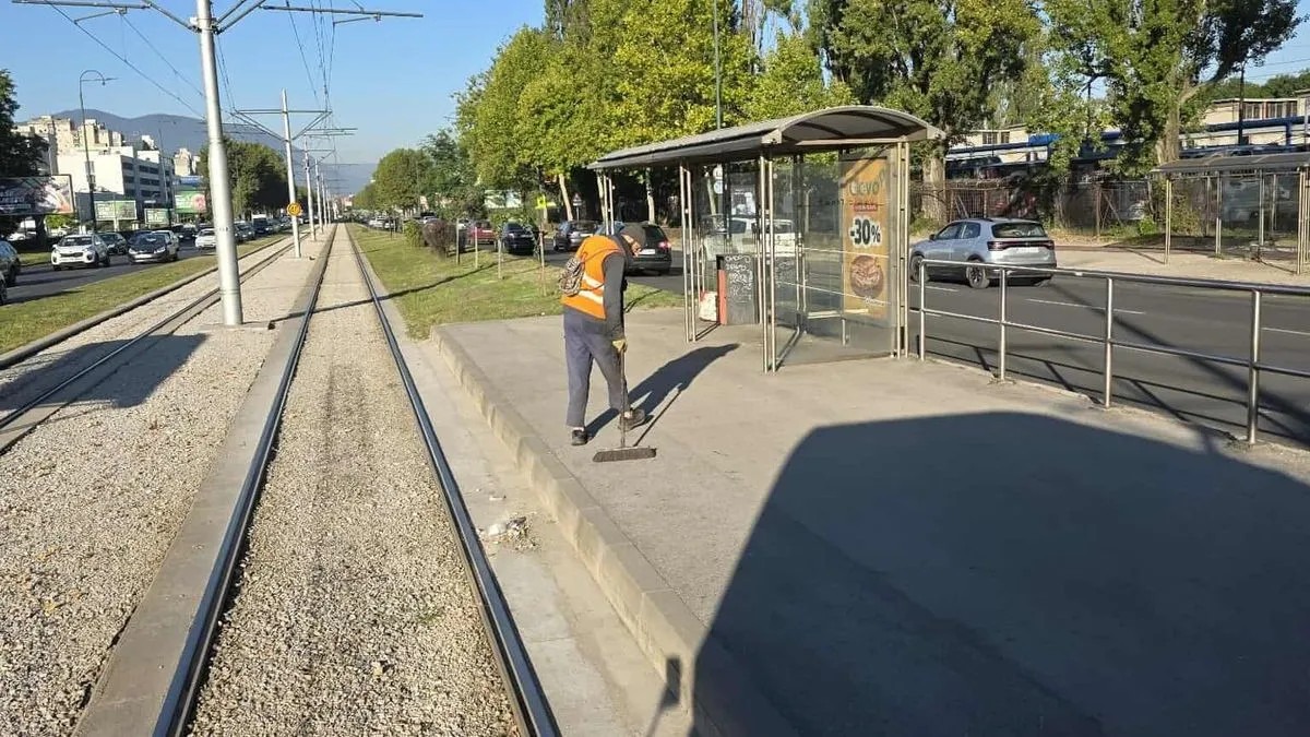 Tiho ostavlja trag: Građani javno pohvalili Adisa zbog čistoće tramvajskih stajališta - featured image