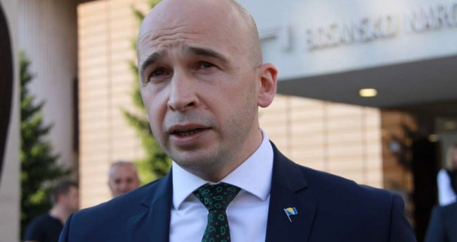 Nezir Pivić predaje pet predmeta na Pravnom fakultetu, a uspio je zakazati čak tri ispita istovremeno - featured image