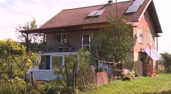 Prkosi bez struje i vode: Povratnici žive uz svijeću, put zimi odsječe selo i po 20 dana - featured image