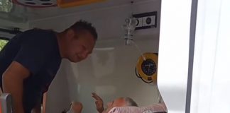 Sramotan snimak iz Ustanove Pazarić: Muškarac maltretira stariju osobu u sanitetskom vozilu - featured image