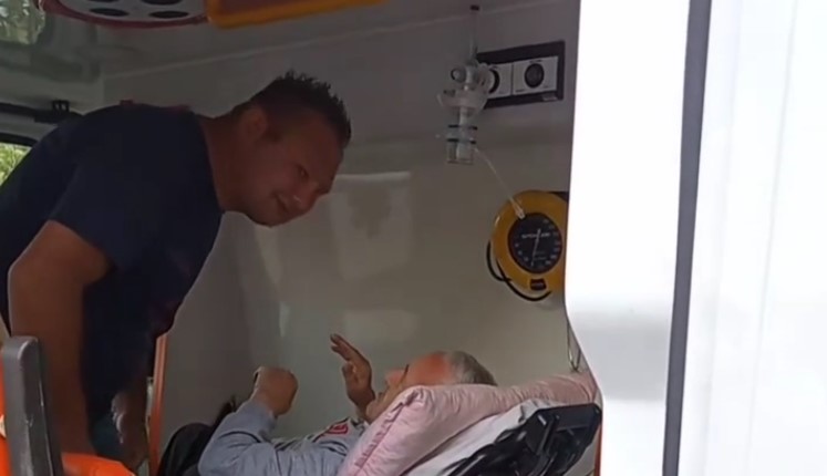 Sramotan snimak iz Ustanove Pazarić: Muškarac maltretira stariju osobu u sanitetskom vozilu - featured image