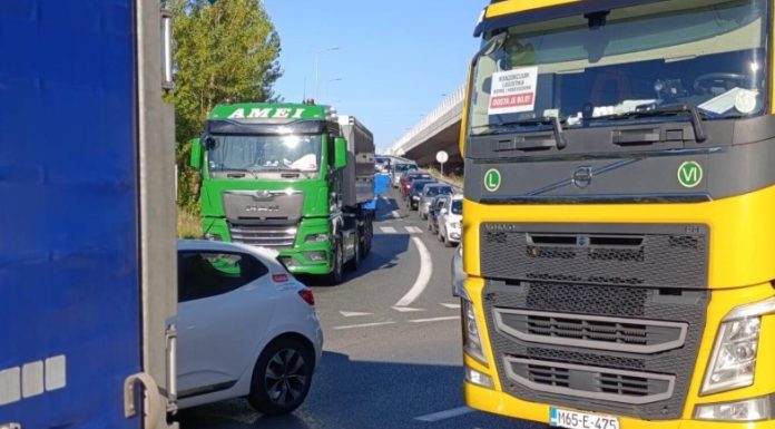 Nastavljene blokade prijevoznika: Zabilježene velike gužve - featured image