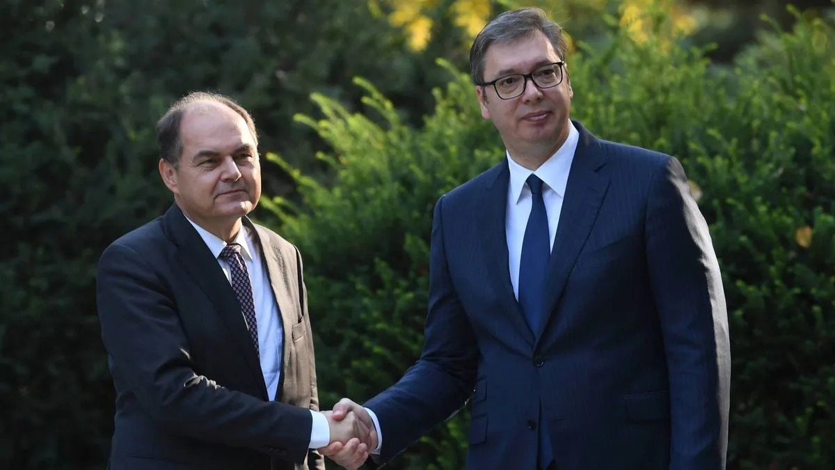 Vučić brutalno izvrijeđao Schmidta: Okupacioni nacisti radili protiv Dodika - featured image