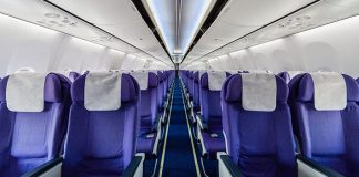 Zašto su sjedišta u avionu gotovo uvijek plave boje? - featured image