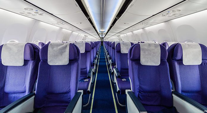 Zašto su sjedišta u avionu gotovo uvijek plave boje? - featured image