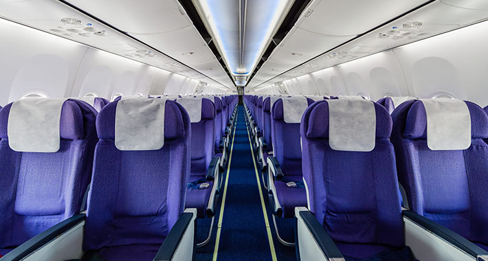 Zašto su sjedišta u avionu gotovo uvijek plave boje? - featured image