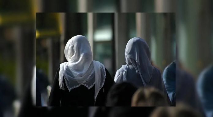 Sramna odluka Austrije: Djevojčice mogu nositi krst, ali ne i hidžab koji je "simbol ugnjetavanja" - featured image