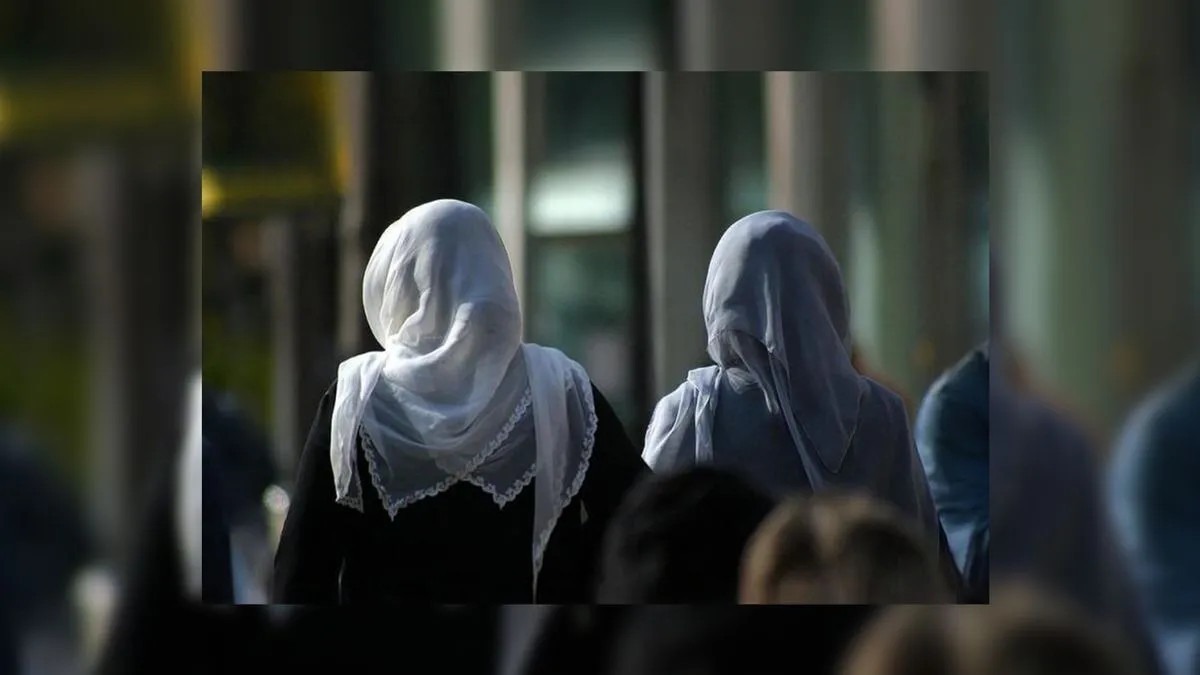 Sramna odluka Austrije: Djevojčice mogu nositi krst, ali ne i hidžab koji je 