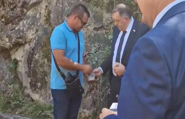 Na gradilištu dijelio novac: Stigao u svojstvu “Milorada Dodika” - featured image