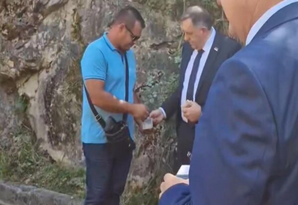 Na gradilištu dijelio novac: Stigao u svojstvu “Milorada Dodika” - featured image
