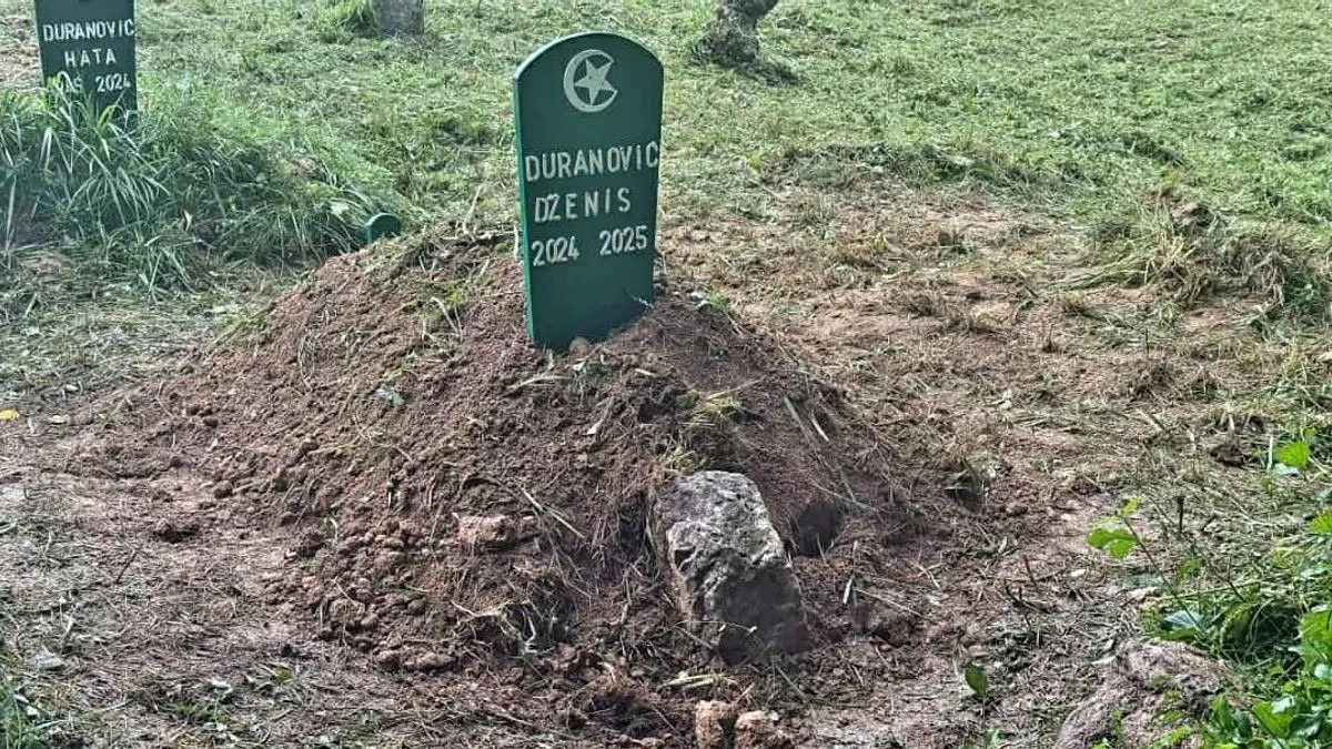 Porodica i prijatelji u suzama ispratili bebu u Spiljanima kod Konjica - featured image