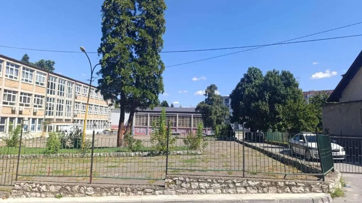Maloljetnik izboden nožem ispred osnovne škole u Tuzli - featured image