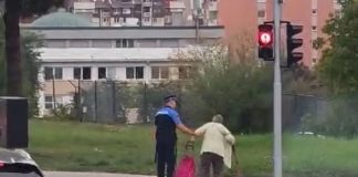 Slika koja osvaja srca ljudi: Policajac u humanoj misiji pomogao starijoj ženi - featured image