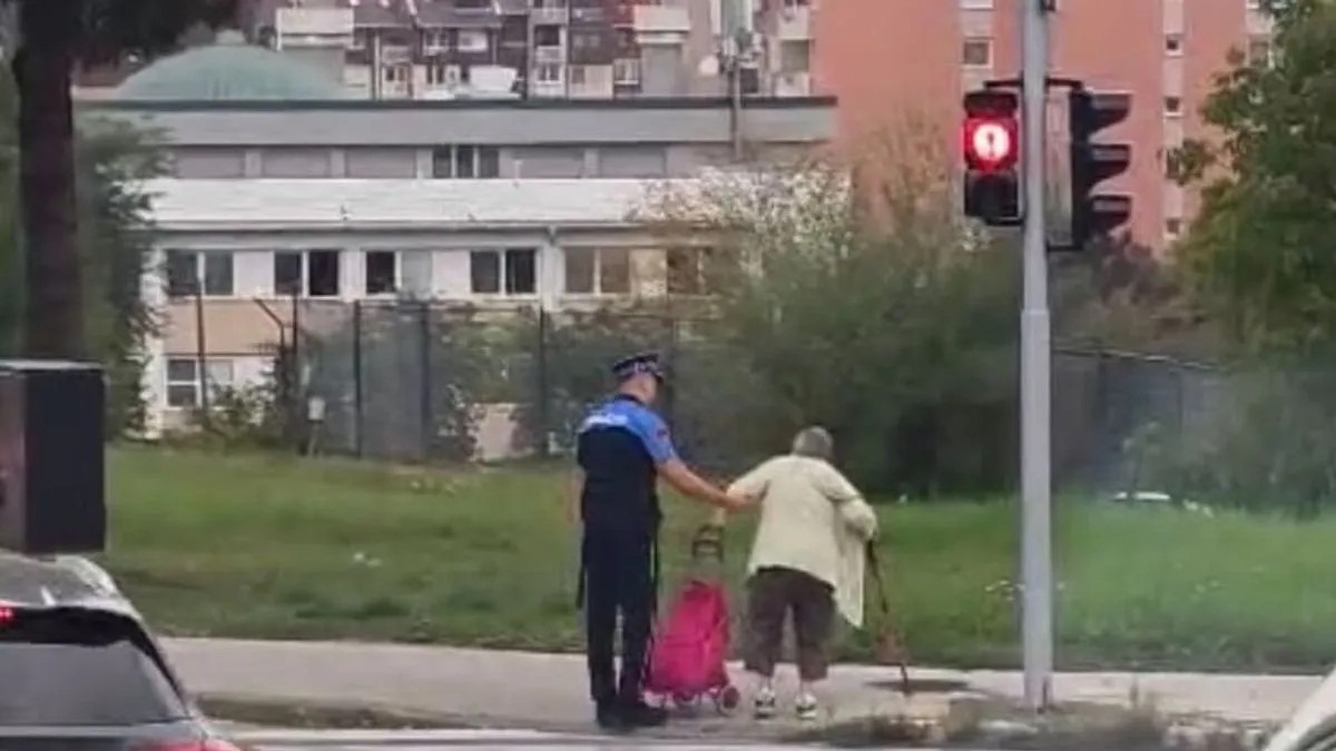 Slika koja osvaja srca ljudi: Policajac u humanoj misiji pomogao starijoj ženi - featured image