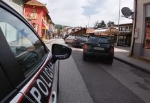 Napao bivšu ženu i njenog muža ispred suda, nogama i rukama lupao po autu - featured image