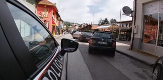 Napao bivšu ženu i njenog muža ispred suda, nogama i rukama lupao po autu - featured image