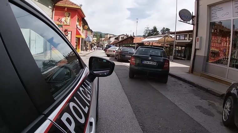 Napao bivšu ženu i njenog muža ispred suda, nogama i rukama lupao po autu - featured image