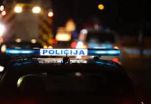 Jezivo! Vozač bez dozvole upao u dvorište, prijetio ženi s bebom i izazvao sudar - featured image