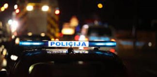 Jezivo! Vozač bez dozvole upao u dvorište, prijetio ženi s bebom i izazvao sudar - featured image