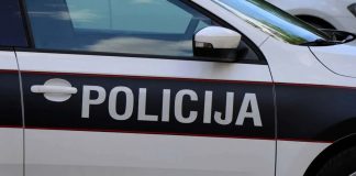 Slika koja osvaja srca ljudi: Policajac u humanoj misiji pomogao starijoj ženi - content image