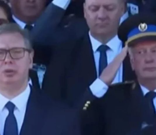 Načelnik Zajedničkog štaba OSBiH na vojnoj paradi u Beogradu 'čuva leđa' Vučiću - featured image
