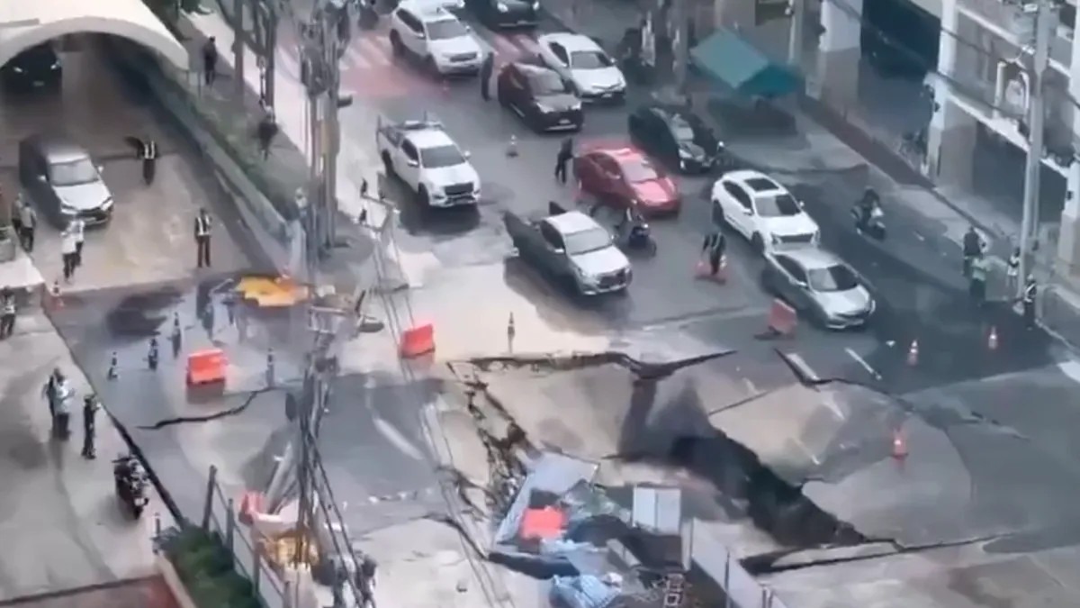 Scena koja ledi krv u žilama: Pukla cijev, otvorila se zemlja i progutala automobile i bandere - featured image