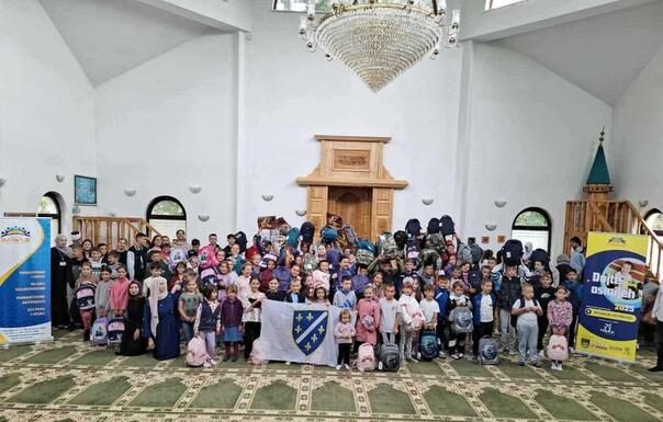“Svitanje” iz Sarajeva podijelilo ruksake i pribor osnovcima u Bosanskom Petrovcu - featured image
