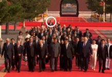 Srbi ismijavaju Vučića nakon što je snimljen na kraju kolone lidera u Pekingu: “Kao da ima šugu” - featured image