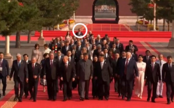 Srbi ismijavaju Vučića nakon što je snimljen na kraju kolone lidera u Pekingu: “Kao da ima šugu” - featured image