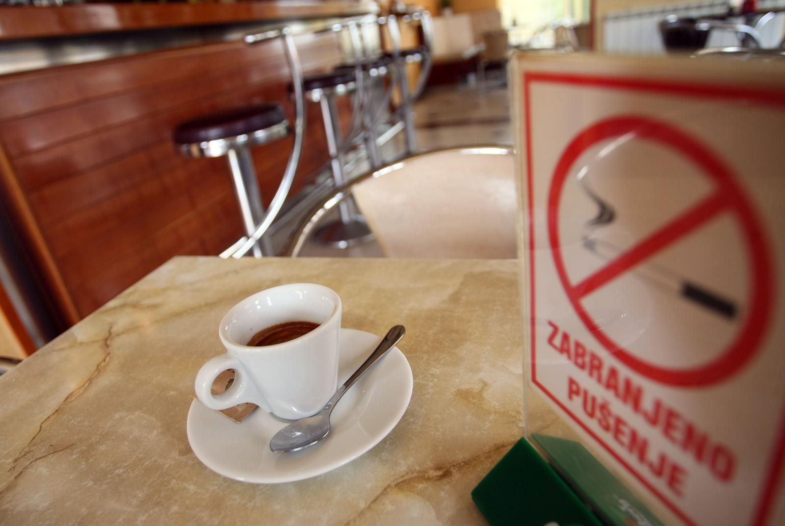 Kako se provodi zakon: Evo koliko je kazni izrečeno zbog pušenja u zatvorenim prostorijama - featured image