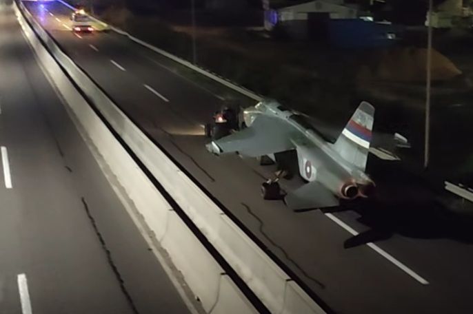 Borbeni avion drumom stigao iz Laktaša u Banja Luku: Pogledajte kako izgleda - featured image Borbeni avion drumom stigao iz Laktaša u Banja Luku: Pogledajte kako izgleda - featured image