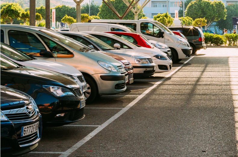 Nevjerovatan incident: Otac sa sinovima pretukao komšiju zbog parking mjesta - featured image Nevjerovatan incident: Otac sa sinovima pretukao komšiju zbog parking mjesta - featured image